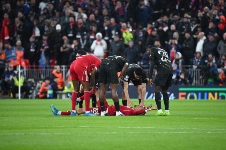Ligue des champions : Hugo Ekitike blessé et évacué en larmes face au PSG