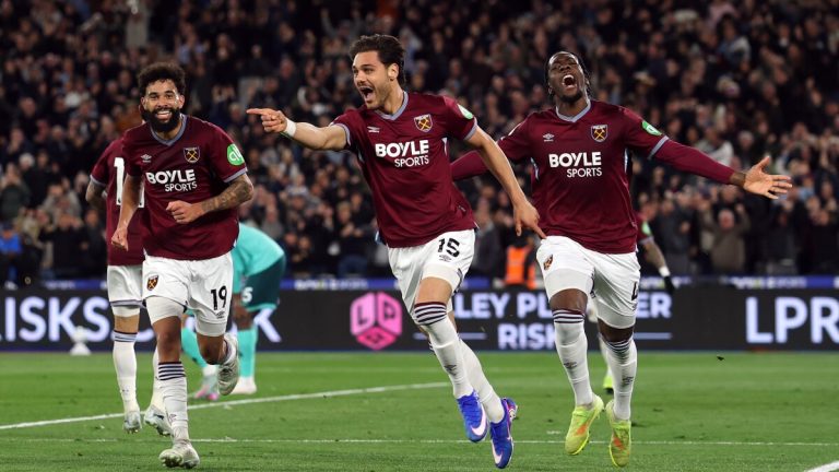 West Ham arrache Everton au bout du suspense et garde Tottenham à distance