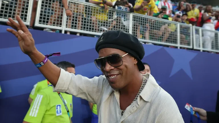 Ronaldinho fait son retour surprise à 46 ans avec le Ravenna FC